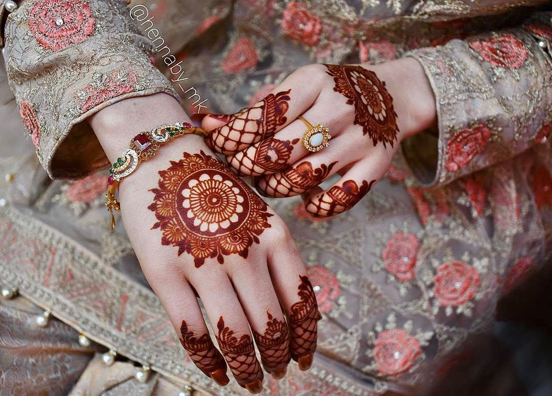 Mahnoor starting as a home based henna artist